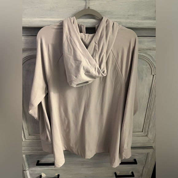 Athleta Abalone Light Grey Khaki Glacier Handkerchief Poncho Pullover - Picture 10 of 10
